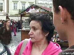La joven provoca a su marido al coito en París. follando con mi prima casero